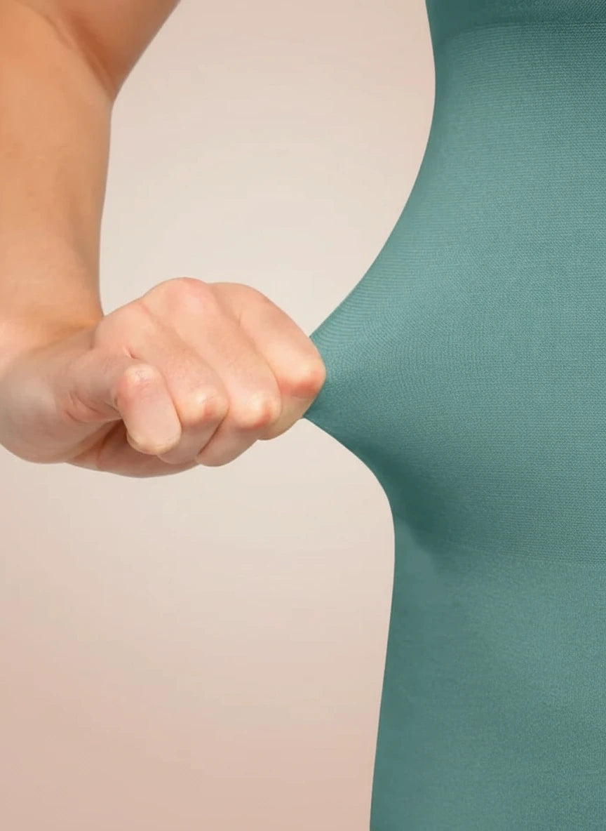 Élégance Dévoilée – Robe Gainante Épaules Ouvertes